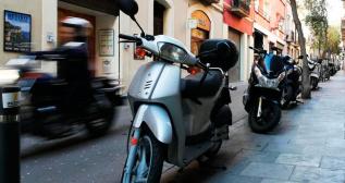 Motos aparcadas en una calle de Barcelona