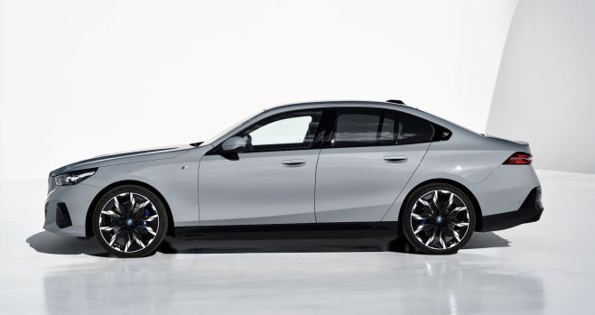 BMW Unveils New Generation of 5 Series Sedan, Including 100% Electric Option and Technological Innovations