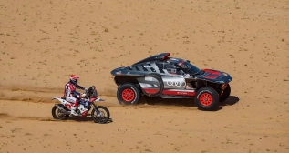 El Audi de Carlos Sainz junto a una moto en el Dakar / DPPI / EUROPA PRESS