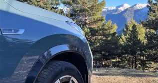 EL BMW X1 frente a las montañas de Andorra / D.M.