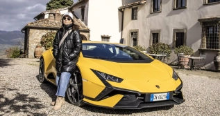 Ana Montenegro en la ruta con el Lamborghini Huaracán