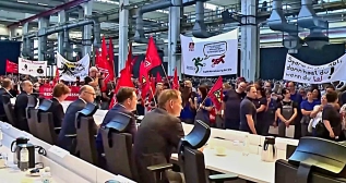 Protesta de trabajadores de Volkswagen frente a la dirección / VIDEO REUTERS