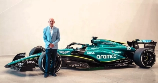 Adrian Newey junto a un monoplaza Aston Martin / AM