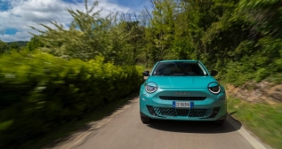 Frontal del Fiat 600 híbrido