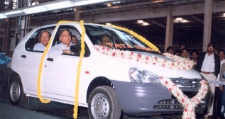 Ratan Tata en uno de los coches de Tata en India