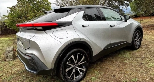 Vista lateral trasera del Toyota C-HR