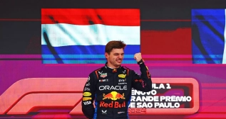 Max Verstappen celebra el triunfo en Brasil / RED BULL