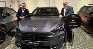 Víctor Sarasola y Mikel Palomera con el Cupra Terramar