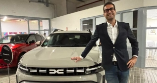 Francisco Hidalgo con el Dacia Duster