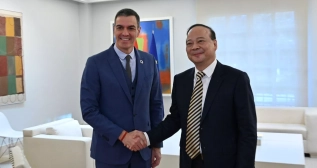 Pedro Sánchez con Robin Zeng, presidente y CEO de CATL / MONCLOA