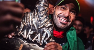 Yazeed Al Rajhi con el trofeo de campeón del Dakar / X OVERDRIVE